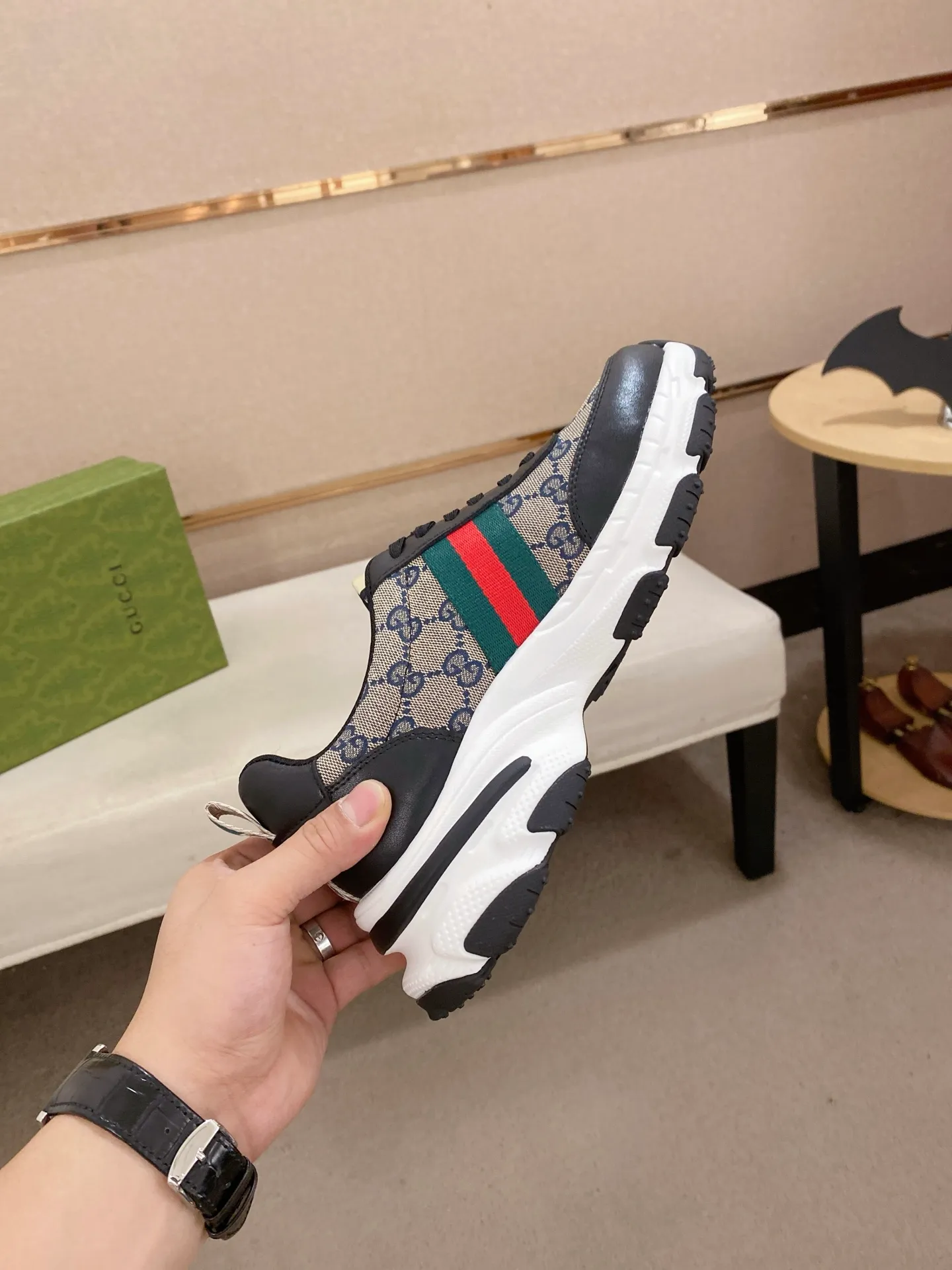 Men's shoes 💰 442 💰 High-quality new GUCCI counters are on the market at the same time. The new men's shoes, 😘fabrics are selected imported cowhide, lining: mesh breathable lining. 👍🏿 High-end ☄️ air-cushion molded anti-slip rubber outsole, exquisite lines, simple and elegant, comfortable and high-end for leisure travel. Code number: 38 to 44 (45 can be customized and cannot be returned or exchanged)